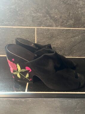 Carlos Santana Black Open-Toe Wedge Mules with Pink Rose Embroidery 10